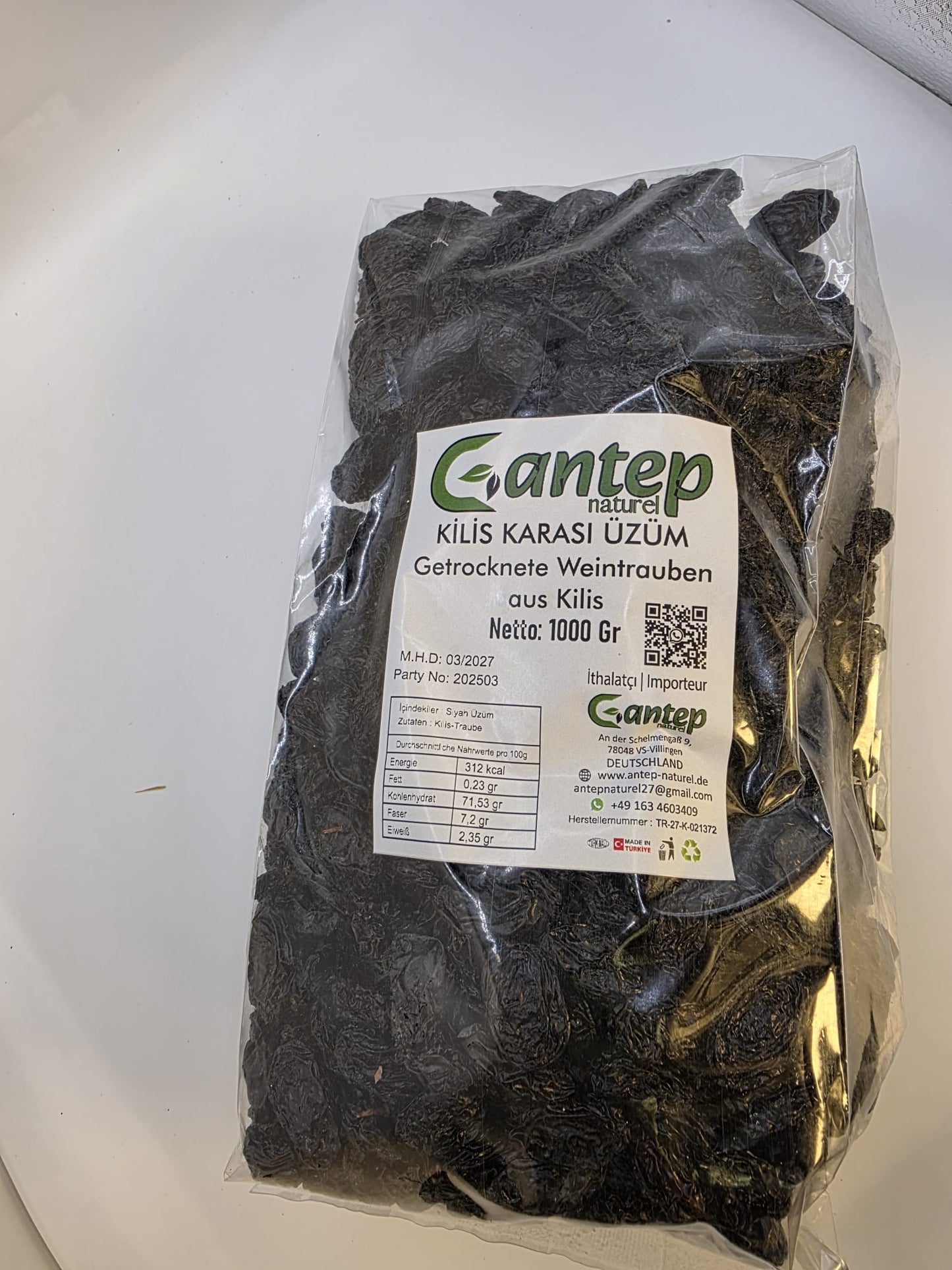 Frontalansicht der transparenten Verpackung mit schwarzen Kilis-Weintrauben von Gantep Naturel, 1000 g.