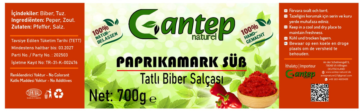 Fruchtiges, mildes Paprikamark von Gantep Naturel, angerichtet in einer Holzschale auf einem Holzbrett.
