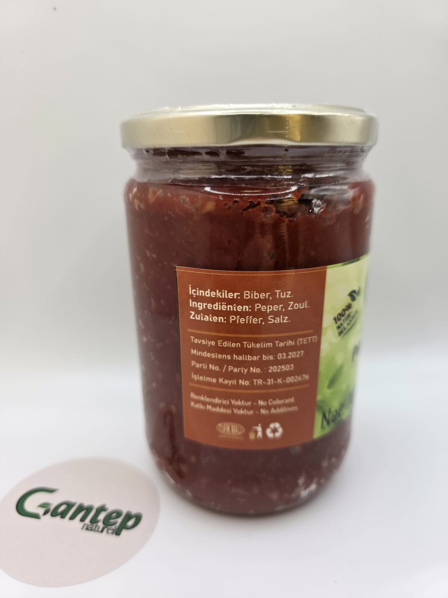 Nahaufnahme der Zutatenliste und Angaben auf rotem Etikett des Gantep Naturel Paprikamarks scharf, 700 g.