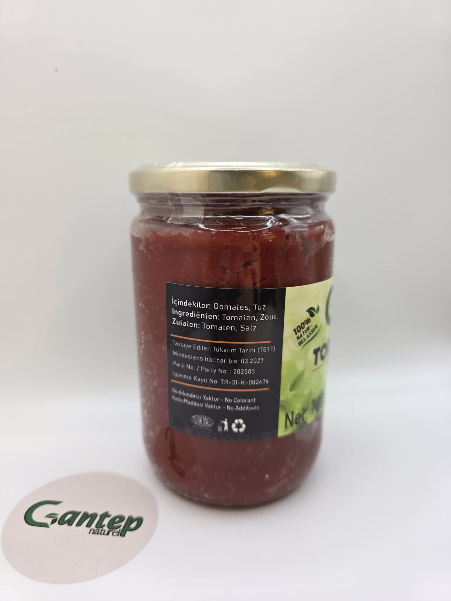 Nahaufnahme des Gantep Naturel Tomatenmarks, 700g, Glas von der Seite mit sichtbaren Zutatenangaben und Haltbarkeitsdaten.