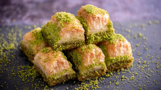 Gaziantep Baklava: Wo Handwerkskunst und Geschmack aufeinandertreffen!“ „Jeder Bissen ein Erlebnis: Baklava aus Gaziantep, das deine Sinne verführt!“