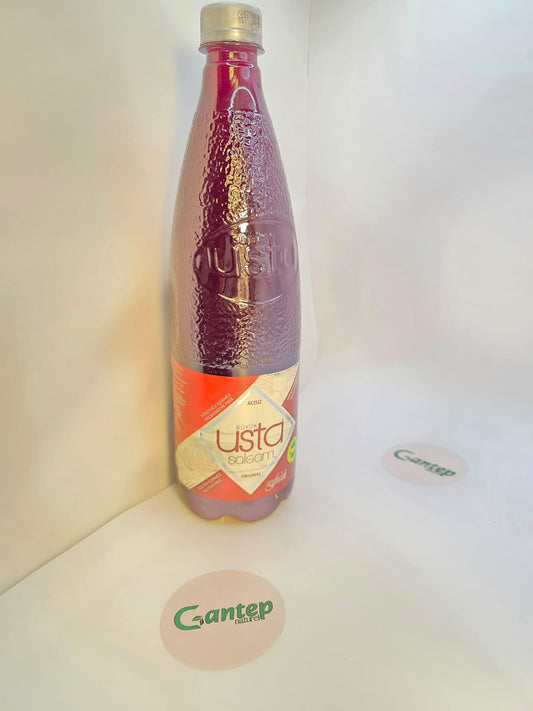 1-Liter-PET-Flasche Büyük Usta Şalgam Original, mild; klare Strukturflasche mit rotem Etikett und weißer Schrift, abgebildet auf hellem Hintergrund.