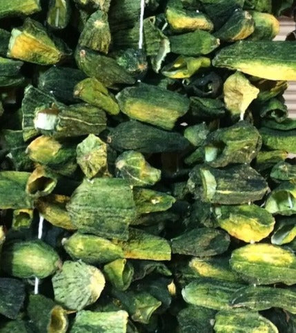 Dicht gereihte, naturgrüne getrocknete Gurkenhälften von Gantep Naturel an Schnur aufgereiht, Nahaufnahme zur Veranschaulichung von Struktur und Trocknungsform.