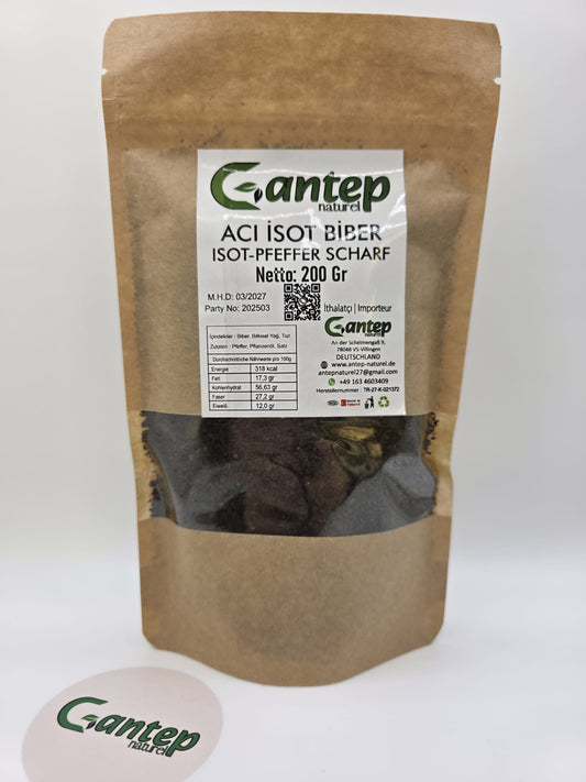 Brauner Standbeutel mit 200 g fermentiertem, grob gemahlenem Isot-Pfeffer (Urfa-Pfeffer) von Gantep Naturel. Sichtfenster im unteren Bereich, Etikett mit Produktinfos oben aufgebracht, fotografiert auf hellem Hintergrund.