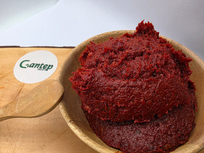 Fruchtiges, mildes Paprikamark von Gantep Naturel, angerichtet in einer Holzschale auf einem Holzbrett.