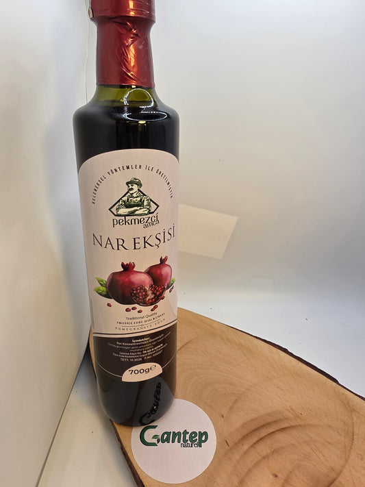 Nar Ekşisi (Granatapfel-Extrakt) von Pekmezci Amca in der 700 ml-Flasche.