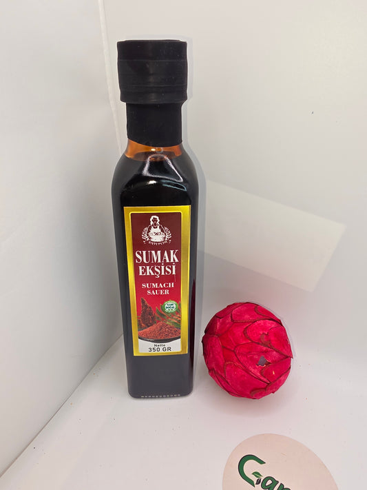 Vorderseite der Anteplim Sumak Essenz 350 g – traditionelle Würzsauce aus gemahlenem Sumach in dunkler Glasflasche.